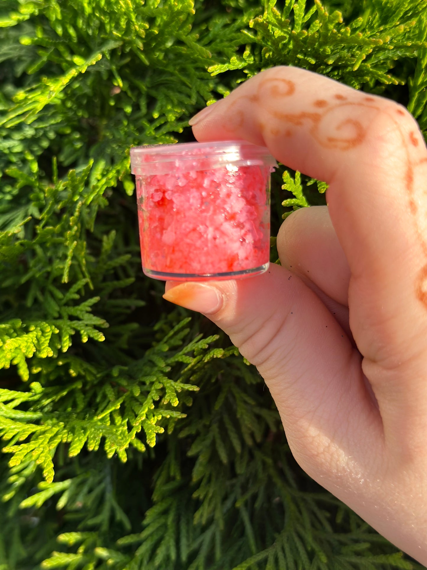 Pinky pop (lip scrub)